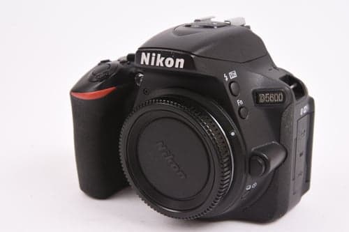 Nikon D5600 w/18-55mm