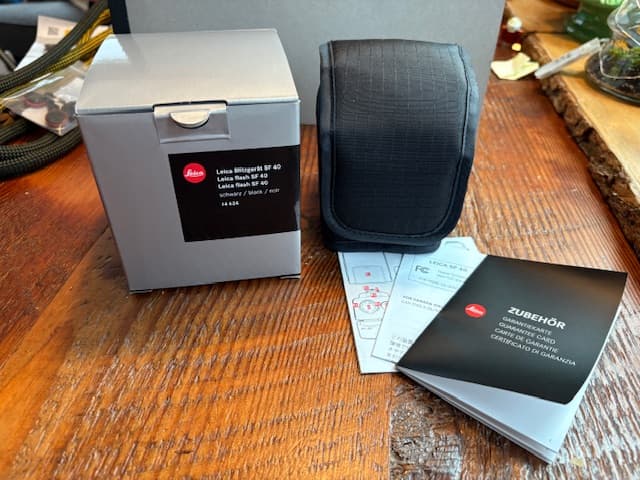 FS: Leica SF40 Flash unit with all original pieces MINT