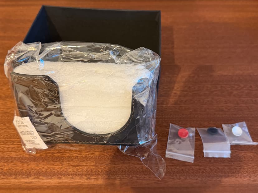 FS: Leica Q3 Leather half-case - New